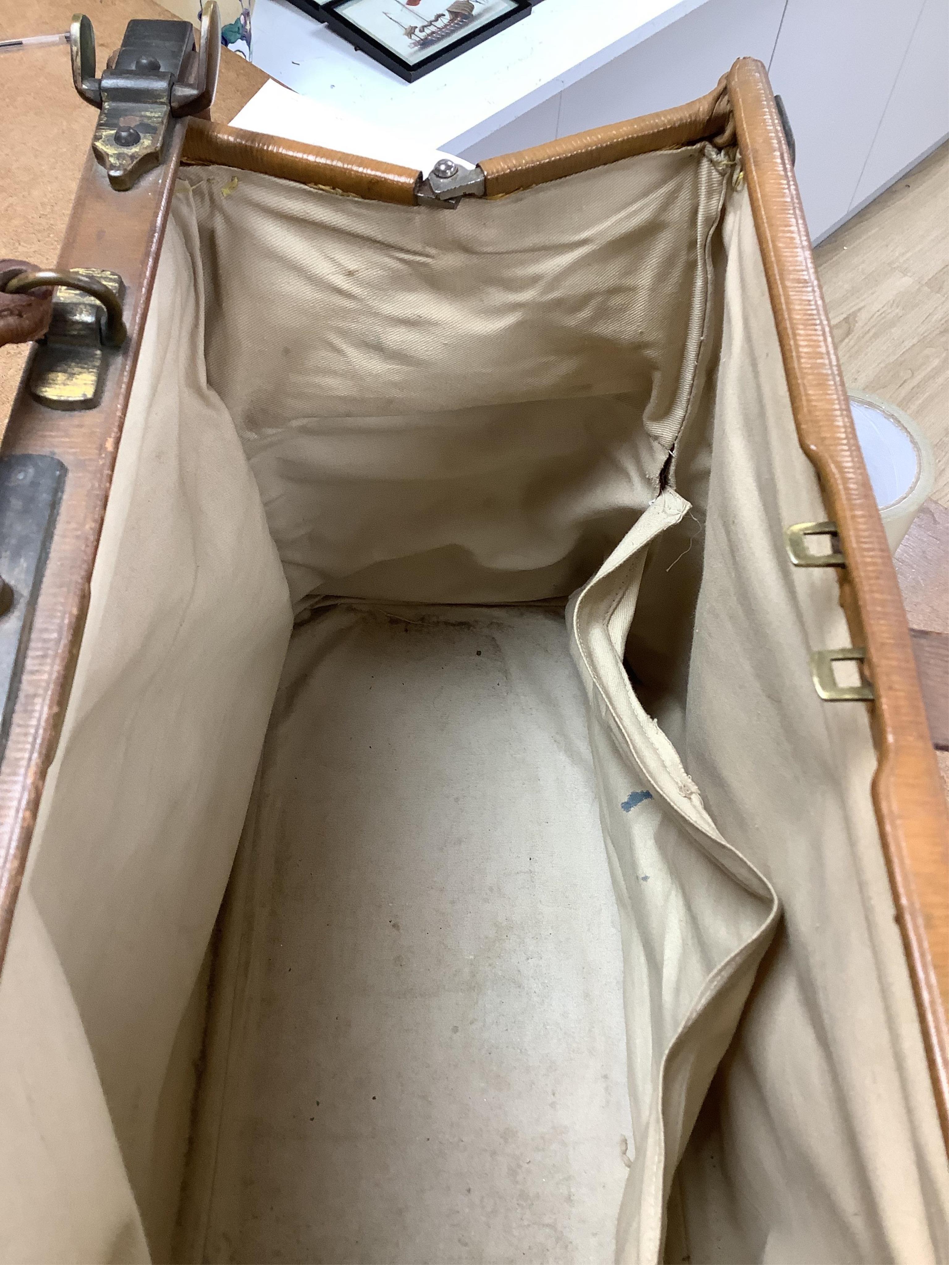 An early 20th century Gladstone bag